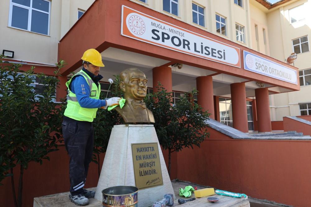 MUĞLA BÜYÜKŞEHİR’DEN OKULLARA ARA TATİL DESTEĞİ: 185 ATATÜRK BÜSTÜ VE 84 ATATÜRK KÖŞESİ YENİLENDİ