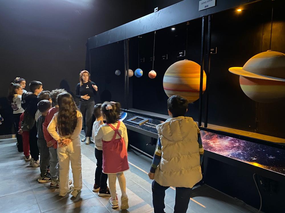 ÇİĞLİ’DE ÇOCUKLAR ARA TATİLDE UZAYIN SIRLARINI KEŞFETTİ