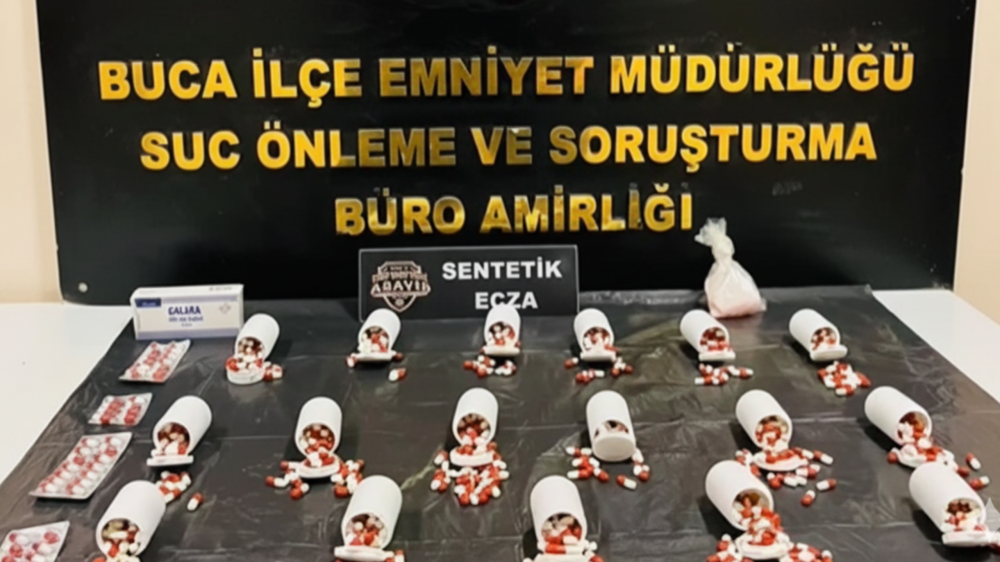 BUCA’DA UYUŞTURUCU OPERASYONU: 974 ADET SENTETİK ECZA HAP ELE GEÇİRİLDİ