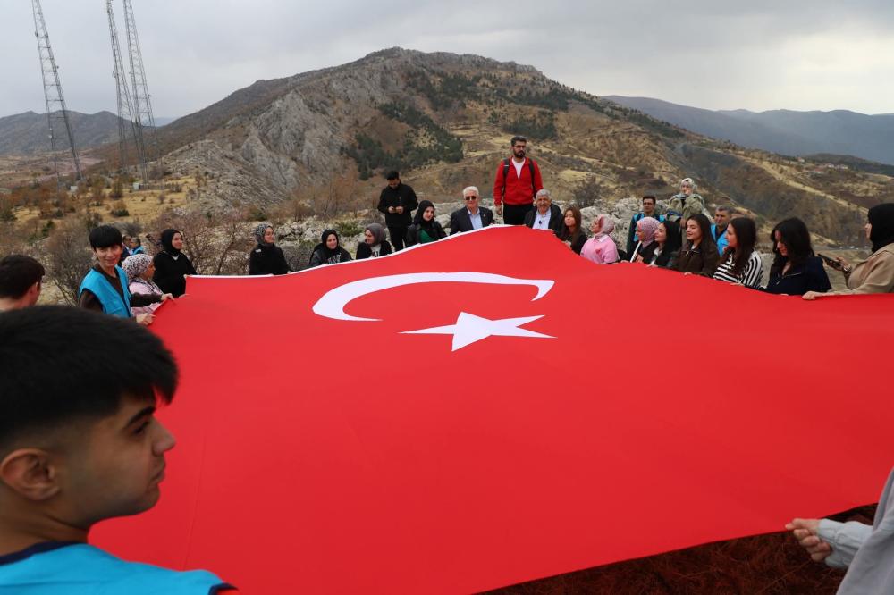 KAHTA VE SİNCİK DAĞLARINDA GENÇLİK BULUŞMASI: “SONBAHARIN RENKLERİ DOĞA YÜRÜYÜŞÜ” YOĞUN İLGİ GÖRDÜ