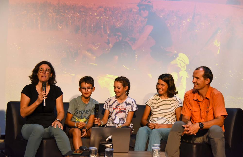 BİSİKLETLE DÜNYA TURU YAPAN RAVANAS AİLESİ, ÖZEL ARKAS PİRİ REİS LİSESİ’NDE ÖĞRENCİLERLE BULUŞTU