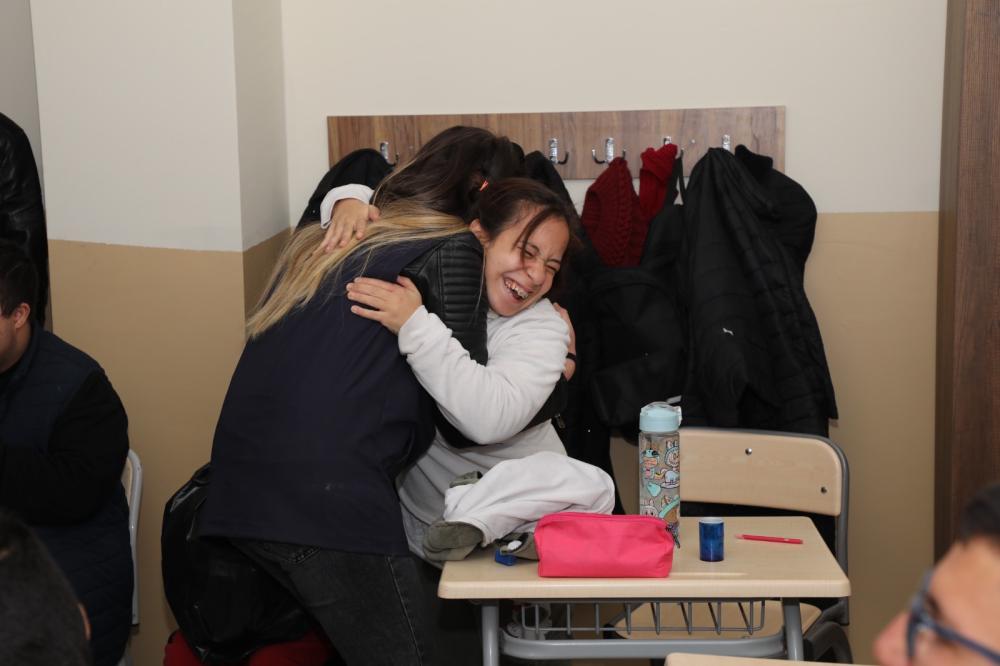 HBB’DEN ÖZEL ÖĞRENCİLERE KIYAFET VE MONT DESTEĞİ