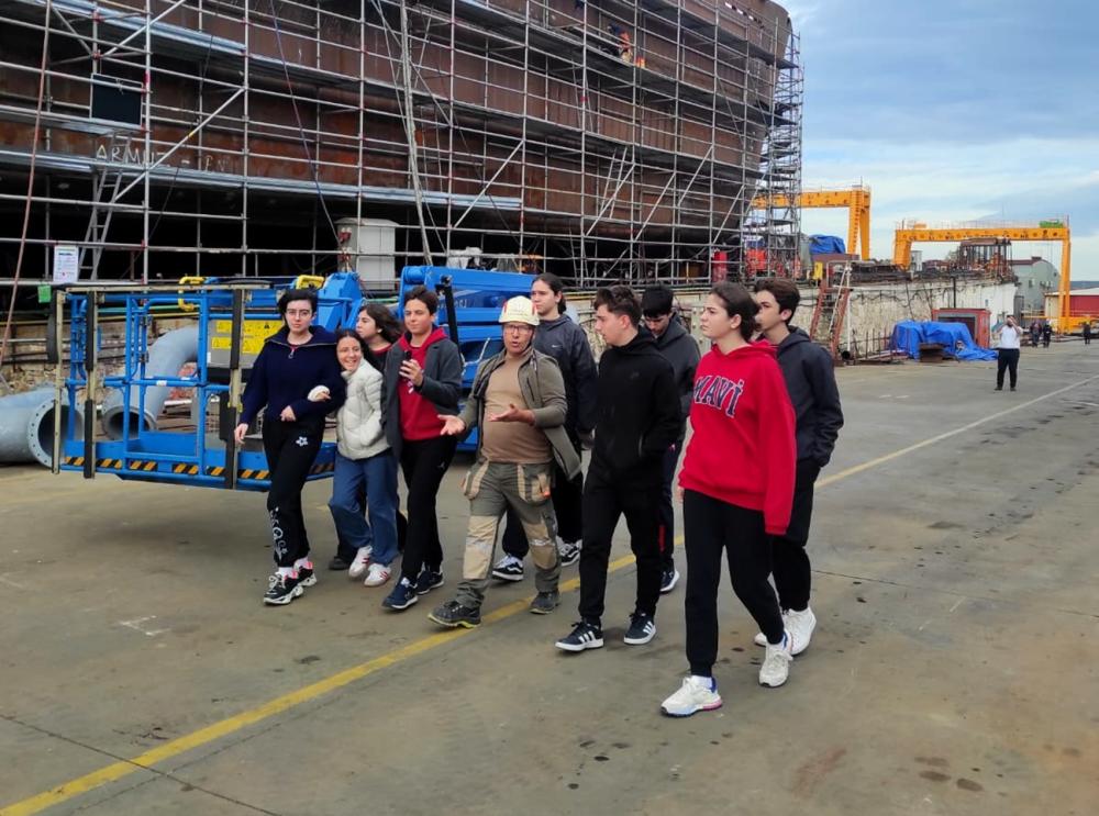 GELİBOLULU ÖĞRENCİLERE GELİBOLU TERSANESİ’NE MESLEKİ VİZYON KAZANDIRMA GEZİSİ..