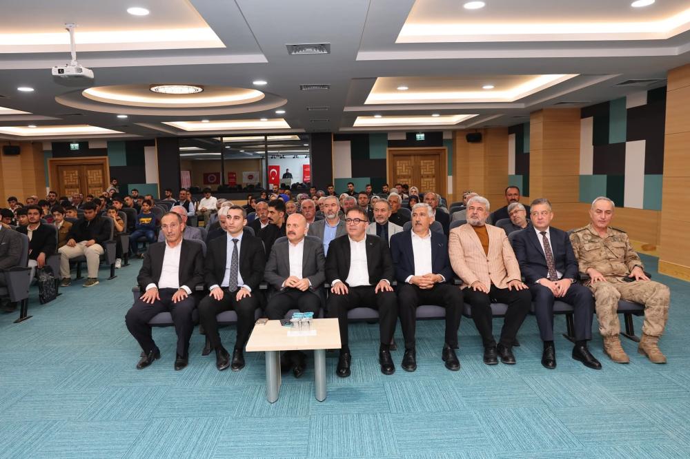 VALİ DR. OSMAN VAROL, SAHABİ SAFVAN BİN MUATTAL KÜLLİYESİ’NDEKİ KONFERANSA KATILDI