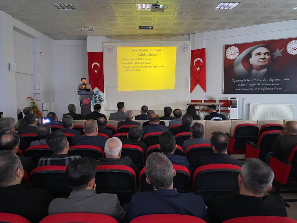 BESNİ’DE “GENÇ KÖPRÜ – GELECEĞE GÜVENLİ ADIM” PROJESİ İÇİN BİLGİLENDİRME TOPLANTISI DÜZENLENDİ