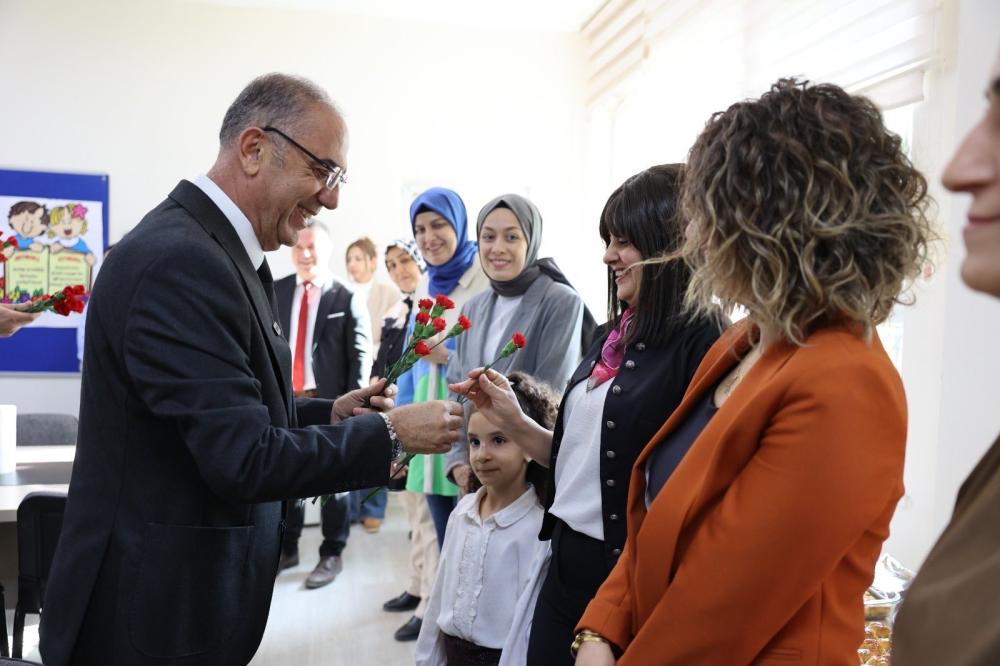 BAŞKAN YAPAR, 24 KASIM ÖĞRETMENLER GÜNÜ’NDE ÖĞRETMENLERİ ZİYARET ETTİ