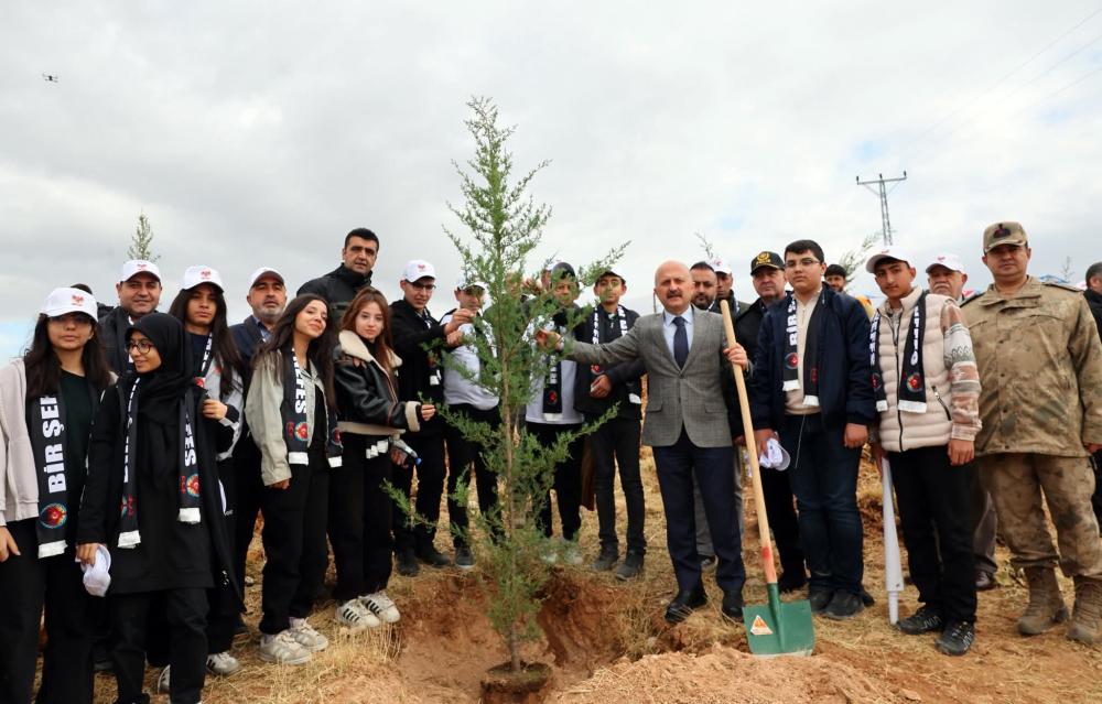 ADIYAMAN’DA ŞEHİTLER İÇİN 150 FİDAN TOPRAKLA BULUŞTU
