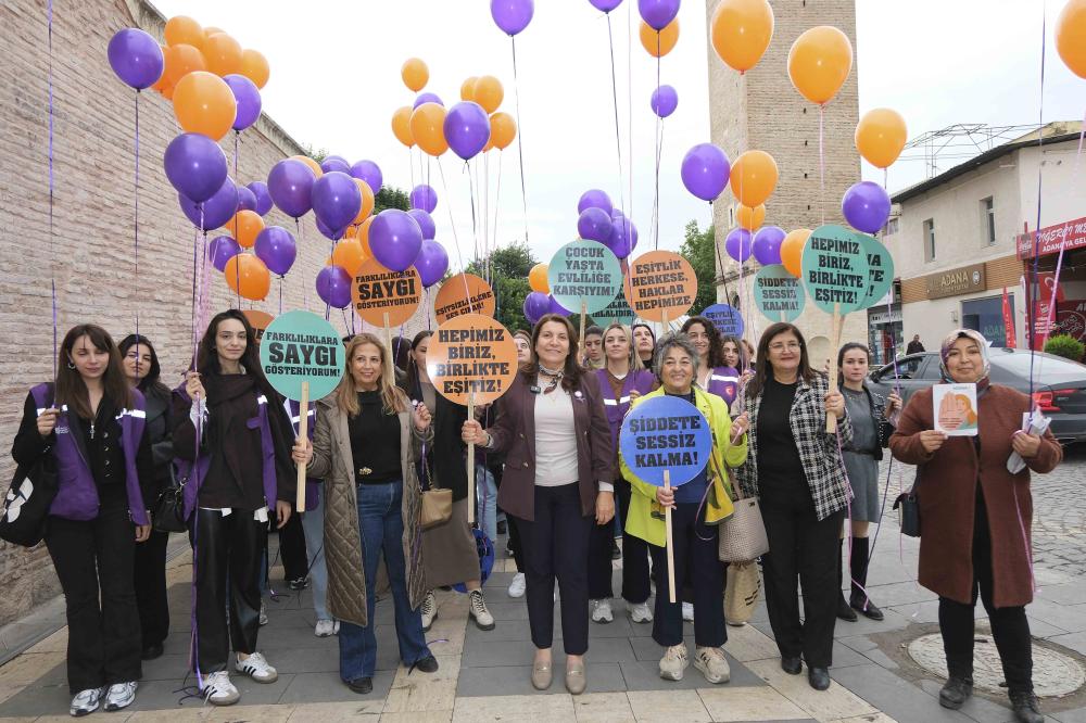 KADINLAR ŞİDDETSİZ BİR DÜNYA İÇİN FİDAN DİKTİ, MOR VE TURUNCU BALONLARI GÖKYÜZÜNE BIRAKTI