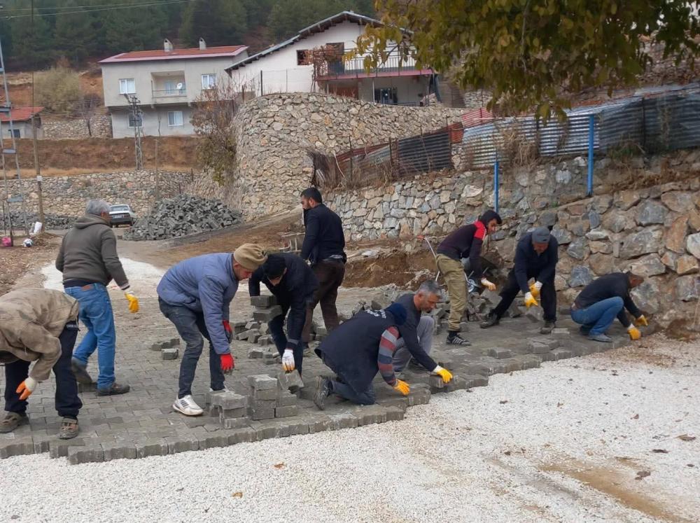 ÇELİKHAN BELEDİYESİ YILDIRIM BEYAZIT CADDESİ’NDE YOL YAPIM ÇALIŞMALARINA BAŞLADI