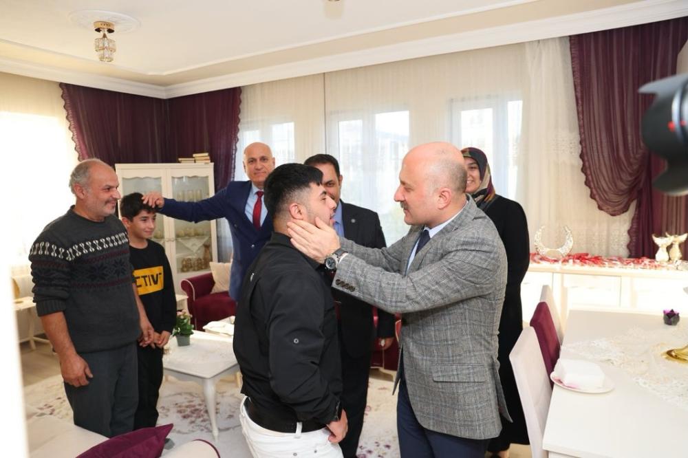 VALİ VAROL VE İL MÜDÜRÜ ELÜSTÜ’NDEN DOWN SENDROMLU SPORCUYA ANLAMLI ZİYARET