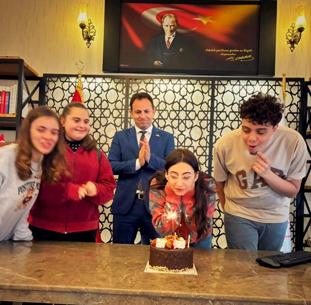 GELİBOLU İLÇE MİLLİ EĞİTİMDE STAJ YAPAN ÖZEL EĞİTİMLİ ÖĞRENCİLERE SÜRPRİZ PASTA İKRAMI