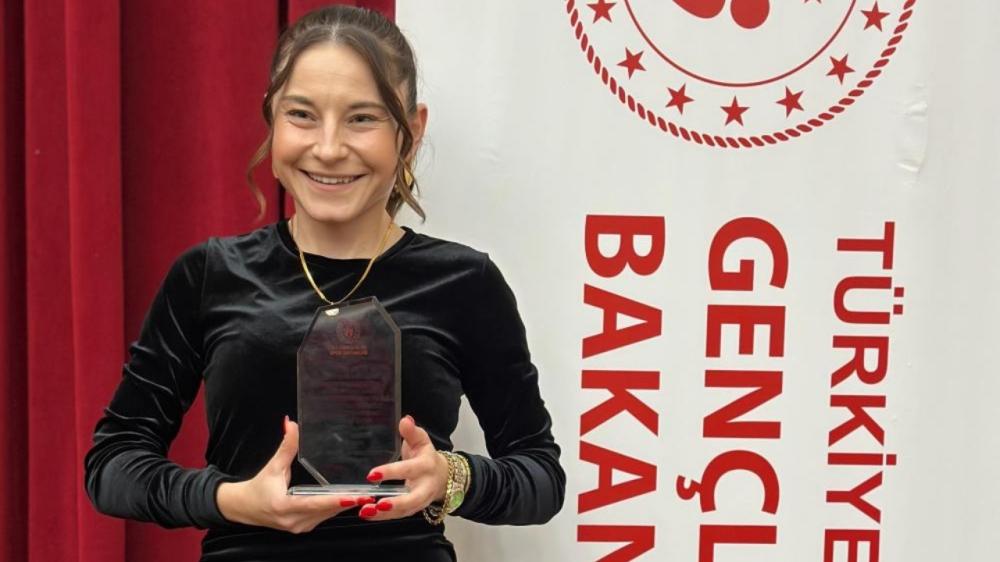 ŞİLELİ KIZIMIZ DİLARA İNCEBACAK’A GENÇLİK VE SPOR BAKANLIĞI TARAFINDAN DÜZENLENEN KLAKET FİLM GÜNÜ’NDE TEŞEKKÜR PLAKETİ