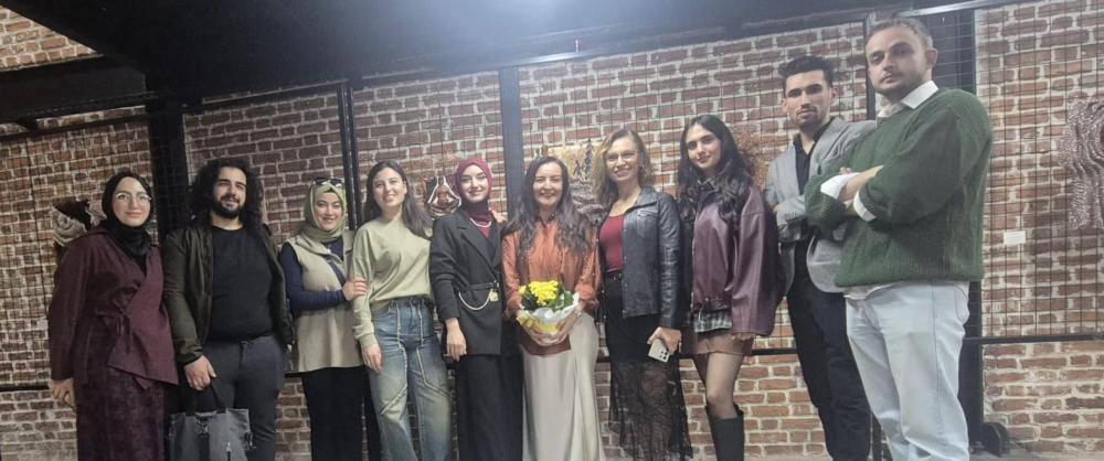 AYTUNA CORA’NIN “BEN HÂLÂ O EVİN İÇİNDEYİM” SERGİSİ ADANA’DA YOĞUN İLGİ GÖRÜYOR