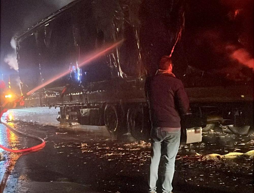 Gelibolu'da  saman yüklü tırda yandı..