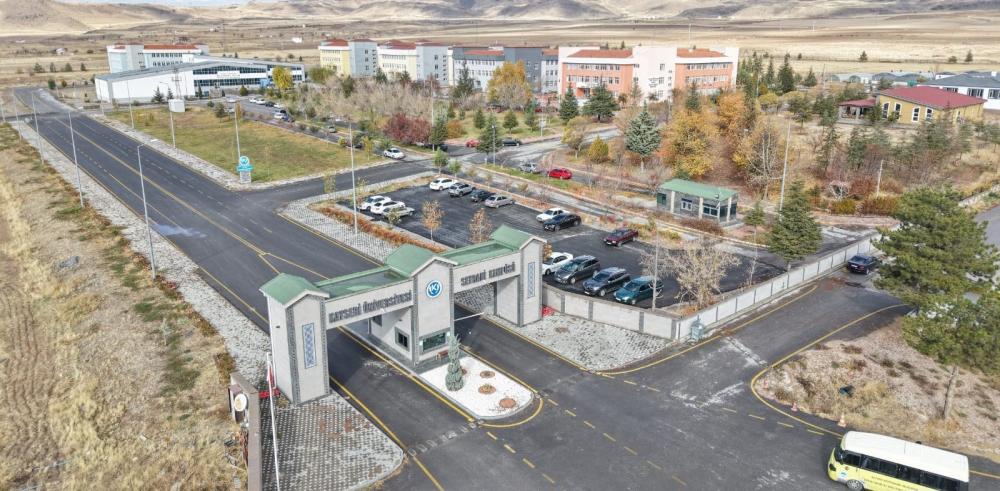 DEVELİ’DE EĞİTİME 3,5 MİLYON TL’LİK ÖNEMLİ YATIRIM: SICAK ASFALT İLE TÜRKİYE’DE İLK VE TEK 