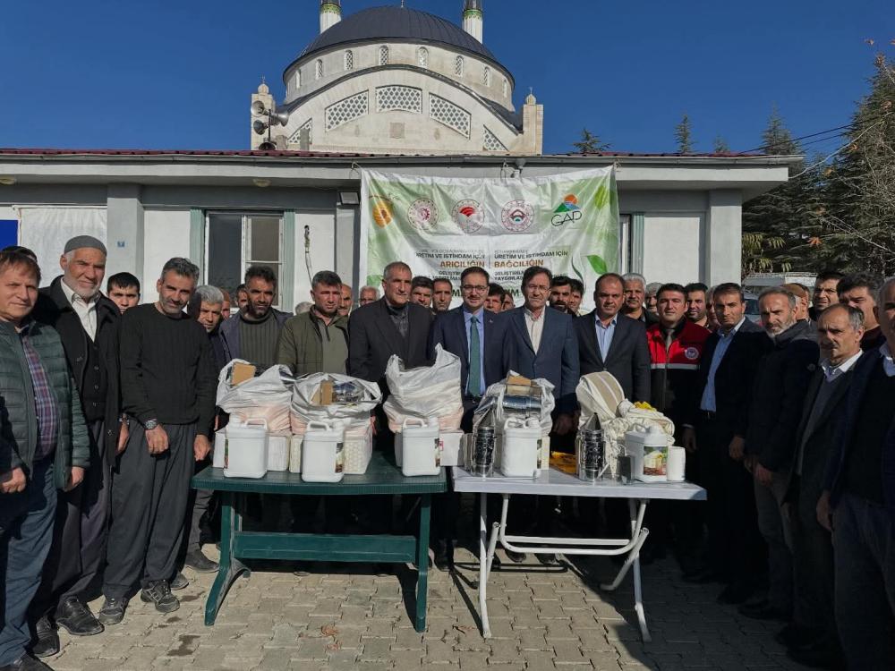 SİNCİK’TE ÇİFTÇİLERE MAKİNE VE ARICILIK EKİPMANI DESTEĞİ