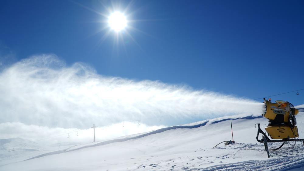 ERCİYES’TE TÜRKİYE’NİN EN GELİŞMİŞ YAPAY KARLAMA SİSTEMİYLE PİSTLER SEZONA HAZIRLANIYOR