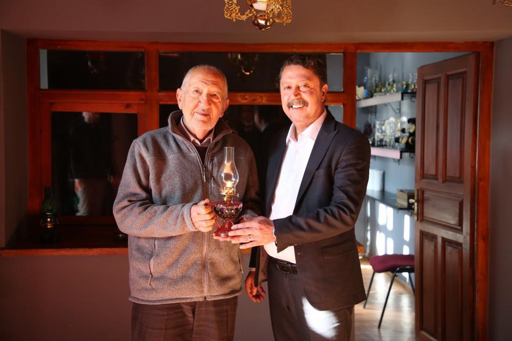 BEYPAZARI BELEDİYE BAŞKANI DR. ÖZER KASAP: “YEŞİLÇAM’IN ZARİF YILDIZI FİLİZ AKIN’IN EŞİNİ AĞIRLADIK