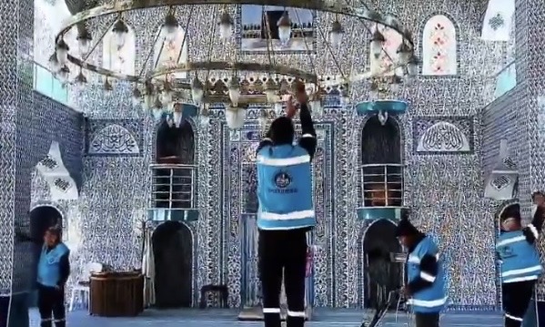 İBADETHANELERDE TEMİZLİK ÇALIŞMALARI ARALIKSIZ SÜRÜYOR