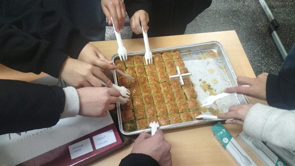 ELDİVENLER TAKILDI, FIRÇALAR ÇALIŞTI: SEYHAN İSTİKLAL’DE TEMİZLİK YARIŞI TATLIYA BAĞLANDI