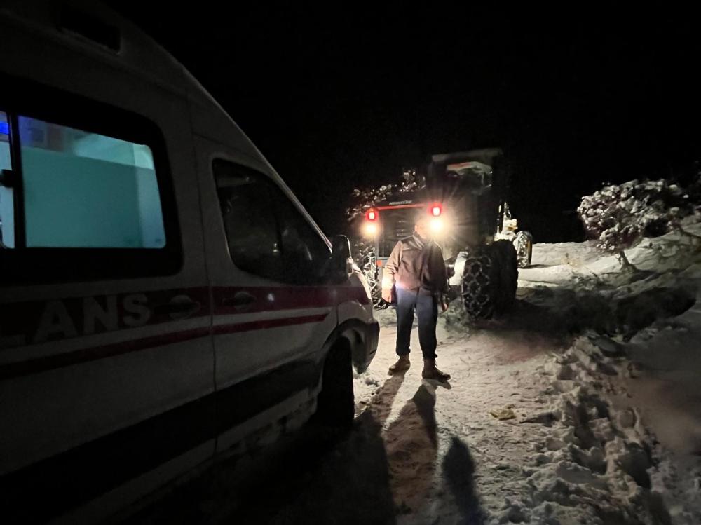 BİNGÖL’DE KARDA MAHSUR KALAN AMBULANS KURTARILDI