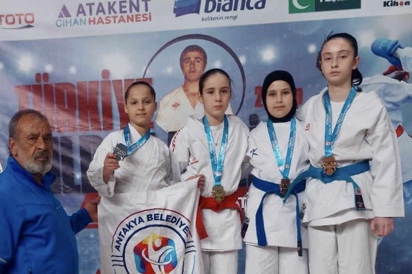 KARATE TAKIMI BAŞARILARIYLA GURURLANDIRIYOR
