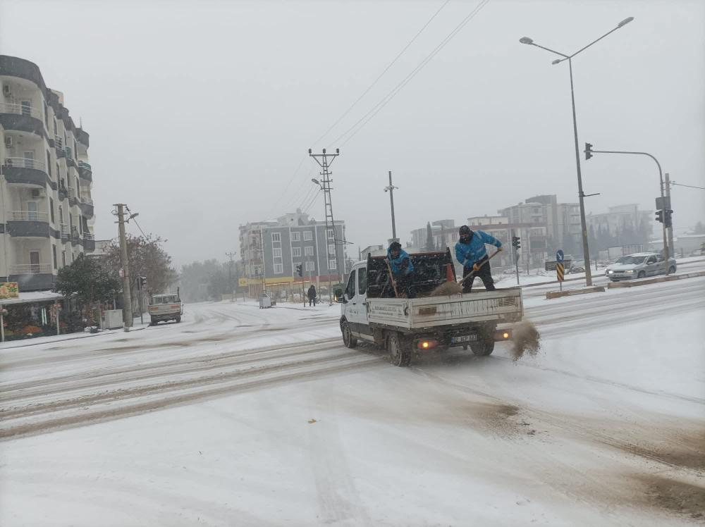ADIYAMAN’DA KAR YAĞIŞI ETKİLİ OLDU: EKİPLER SAHADA, UYARILAR PEŞ PEŞE