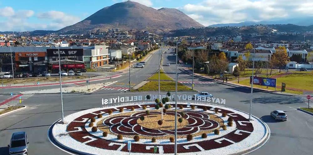 KAYSERİ BÜYÜKŞEHİR, KAVŞAK PEYZAJI İLE KENTİN VİTRİNİNE RENK VE ESTETİK KATIYOR