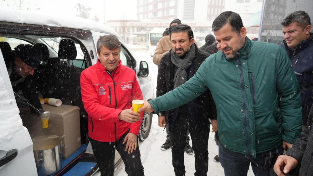 BAŞKAN TUTDERE’DEN YÜREKLERİ ISITAN İKRAM: KAR YAĞIŞINDA SICAK ÇORBA DESTEĞİ