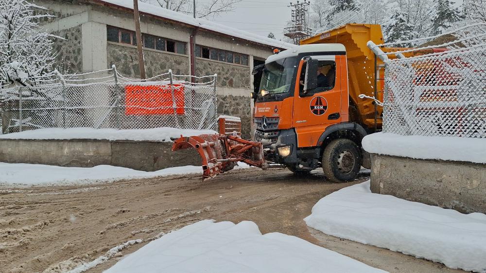 KARAYOLLARI BEYPAZARI 43. ŞUBE ŞEFLİĞİ: EKİPLERİN YOLLARDA KARLA MÜCADELESİ SÜRÜYOR: