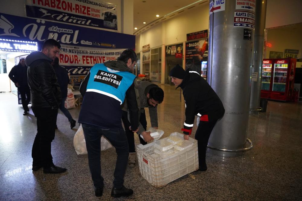 KAHTA BELEDİYESİ’NDEN KAR MAĞDURU YOLCULARA VE VATANDAŞLARA SICAK DESTEK