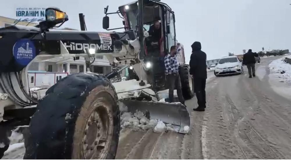 BAŞKAN YAPAR, KAR YAĞIŞI SONRASI YOL AÇMA ÇALIŞMALARINI SAHADA İNCELEDİ