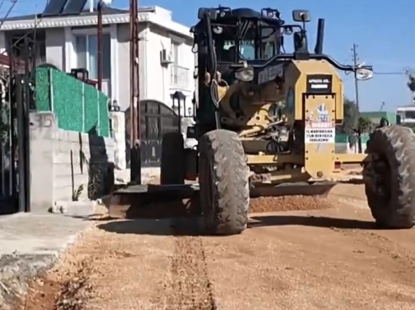 DAHA KONFORLU VE GÜVENLİ ULAŞIM İÇİN YOL ÇALIŞMALARI DEVAM EDİYOR