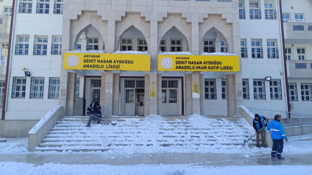 ADIYAMAN BELEDİYESİ’NDEN 98 OKULDA KAR VE BUZ TEMİZLİĞİ  BAŞKAN TUTDERE: “ÖNCELİĞİMİZ EVLATLARIMIZIN GÜVENLİĞİ”
