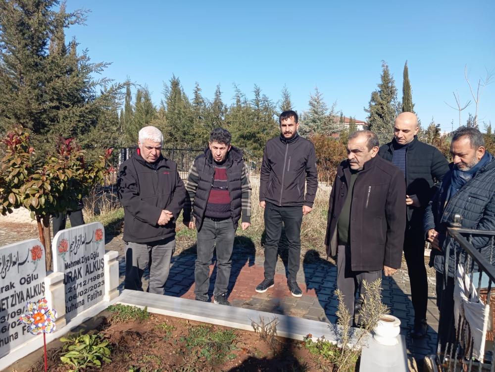 DEPREMDE HAYATINI KAYBEDEN GAZETECİLER MEZARLARI BAŞINDA ANILDI