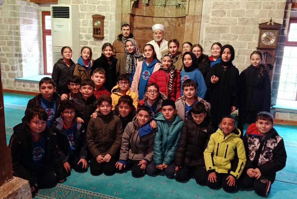 ŞEHİT SAMET ÜSTÜNER ORTAOKULU ÖĞRENCİLERİ, TARİHİ PAŞA CAMİSİNİ ZİYARET ETTİ: