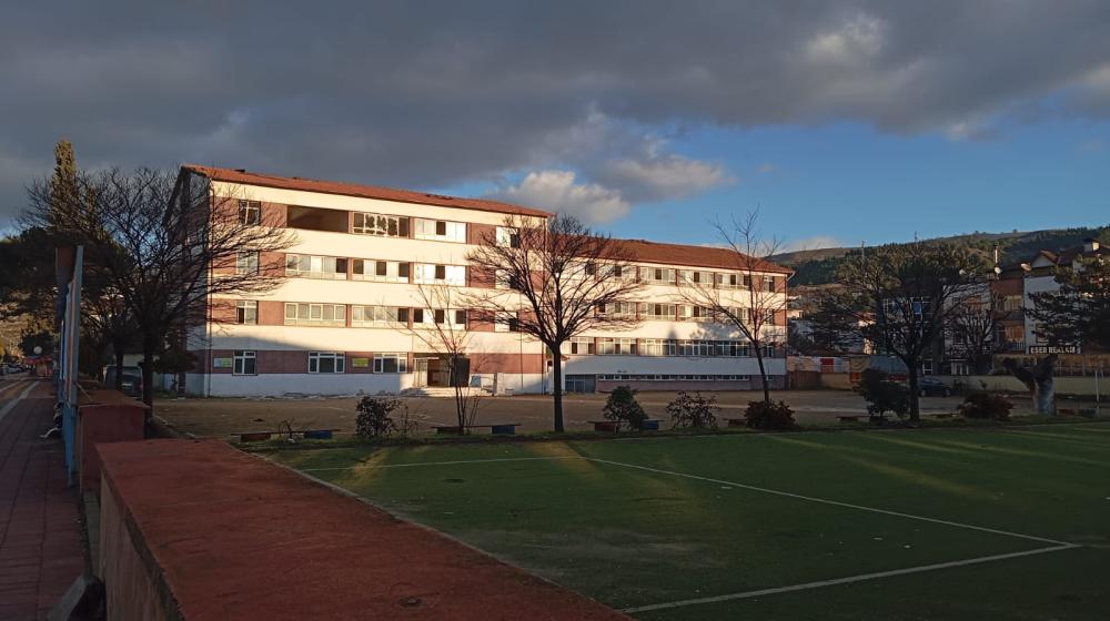TAŞOVA'NIN İLK LİSE BİNASI YIKILIYOR