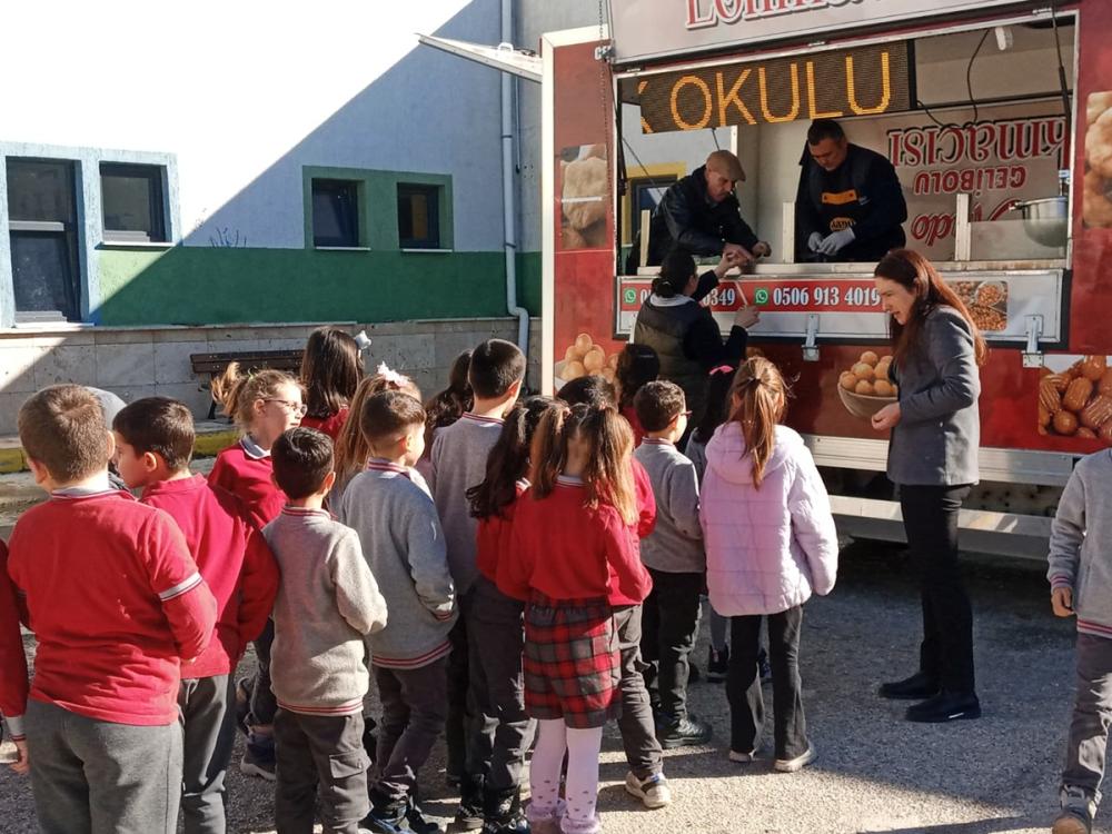 GELİBOLU’DA OKUL MÜDÜRÜNDEN ÖĞRENCİLERE LOKMA İKRAMI