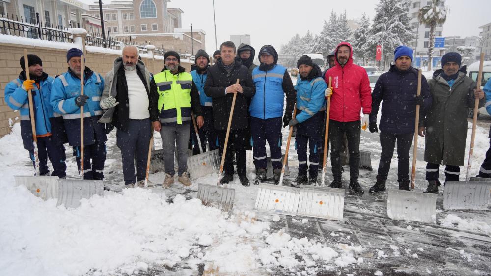 ADIYAMAN BELEDİYESİ’NDEN KESİNTİSİZ KAR MESAİSİ  BAŞKAN TUTDERE: “HALKIMIZIN YANINDAYIZ”