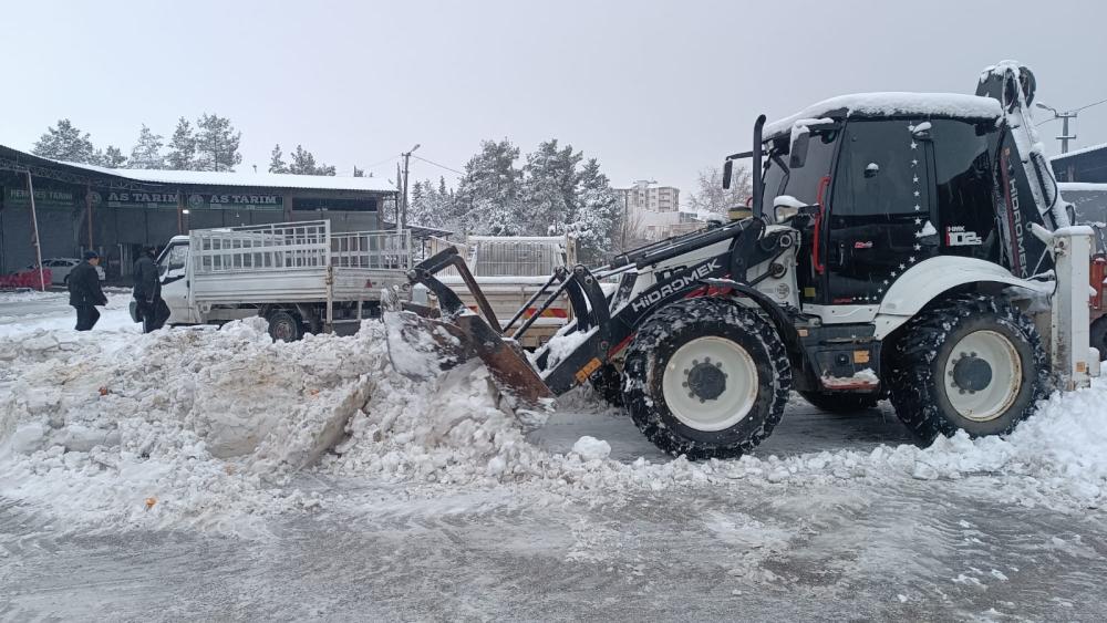 KAHTA BELEDİYESİ’NDEN YOĞUN KAR MESAİSİ