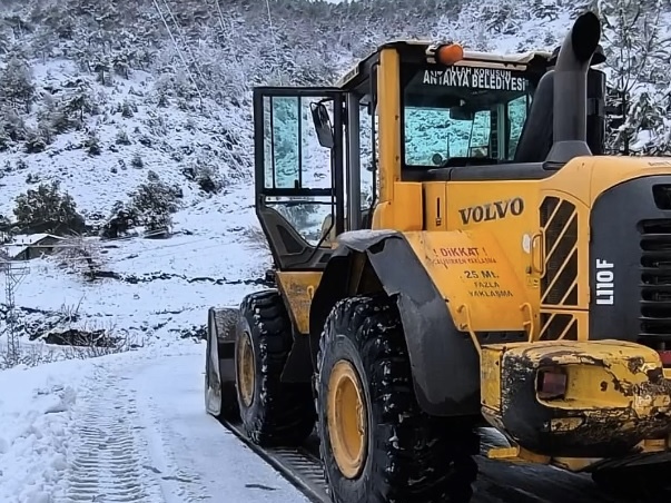 ANTAKYA BELEDİYESİ : VATANDAŞLARIN GÜVENLİĞİ İÇİN KAR YAĞIŞININ ARDINDAN SAHADAYDIK