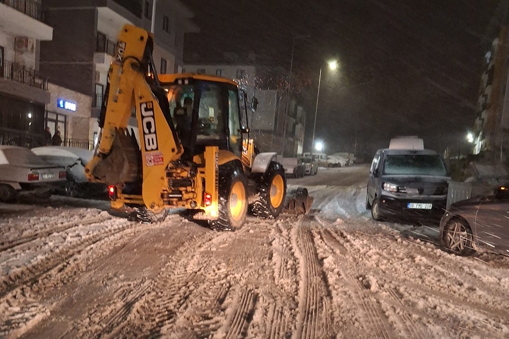 HBB’NİN KARLA MÜCADELESİ GECE BOYUNCA SÜRDÜ