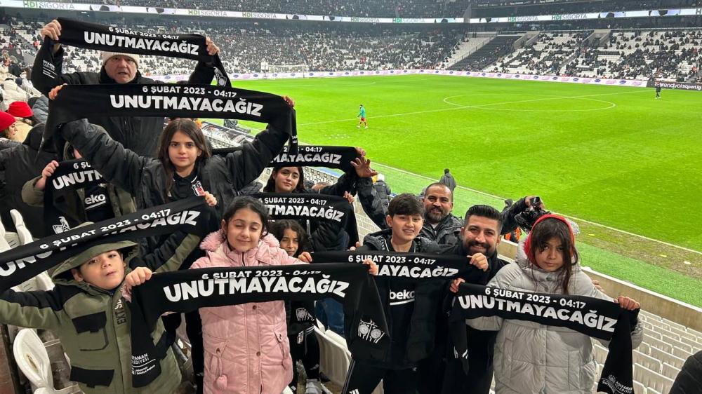 Sahada Umut, Tribünde Dayanışma: Adıyamanlı Çocuklar Beşiktaş Maçında