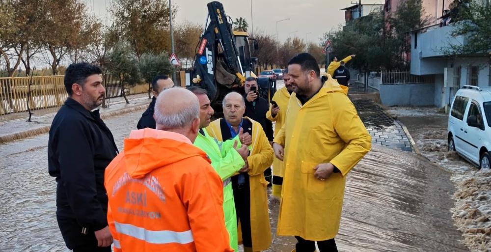 Büyükşehir 492 iş makinesi, 1672 personelle su baskınlarından etkilenen vatandaşın yanında.
