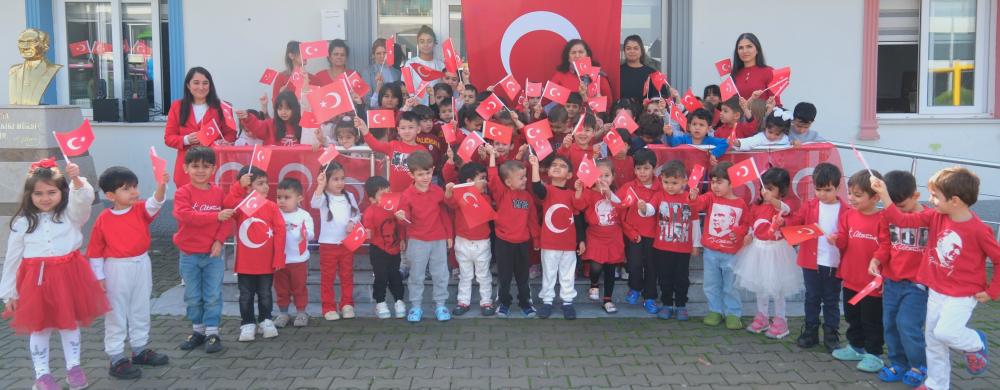 CEYHAN BELEDİYESİ KREŞLERİNDE İLK DERS: “BAYRAK SEVGİSİ” OLDU