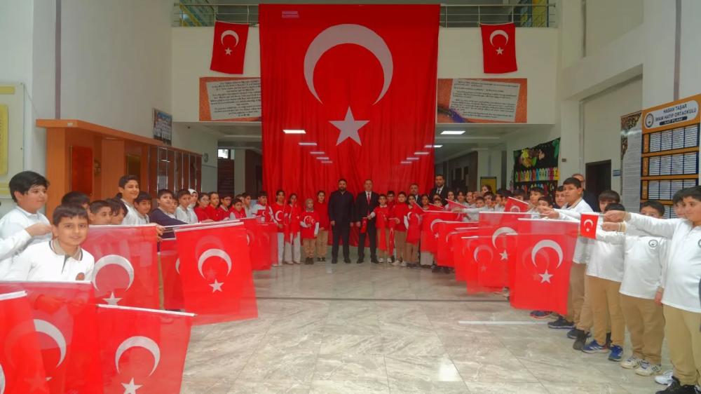 Adıyaman’da İkinci Dönemin İlk Dersi “Bayrak Sevgisi” Oldu