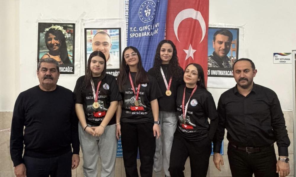 6 Şubat Deprem Şehitleri Anıldı ANTAKYA BELEDİYESİ YÜZME SPORCULARI, BAŞARILARIYLA GURURLANDIRMAYA DEVAM EDİYOR