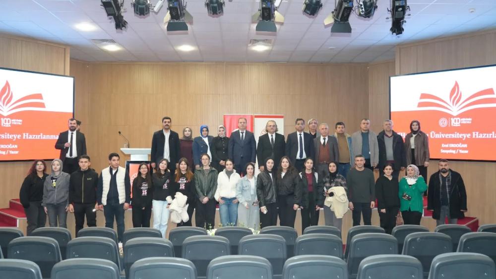 “Hayata ve Üniversiteye Hazırlanmak” Konferansı Düzenlendi