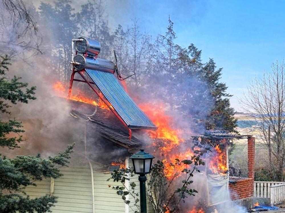 GÜNEYLİ KÖYÜNDE ÇIKAN YANGINDA BİR EV TAMAMEN YANDI