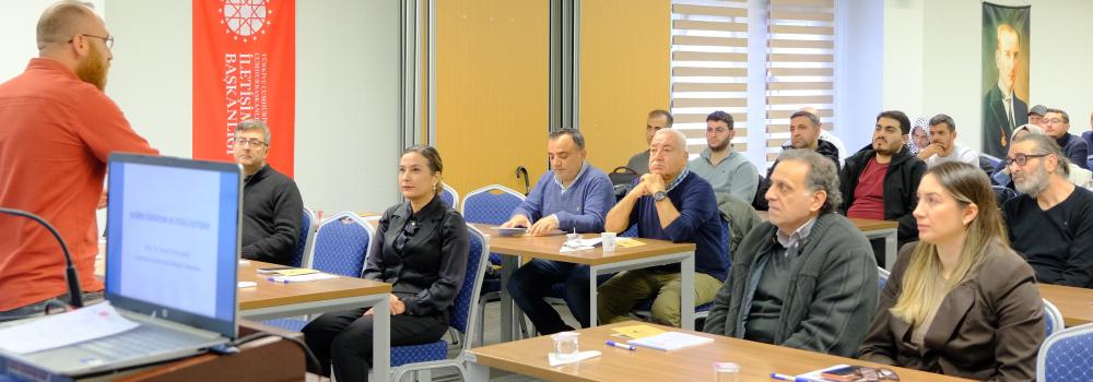 Adana’da Gazetecilere “Diksiyon ve Yapay Zeka Çağında Habercilik” Eğitimi